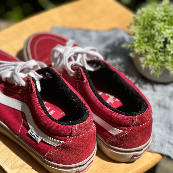 Vans Low- Top |  Men’s Size 7 | Red and White Design - Picture 2 of 3